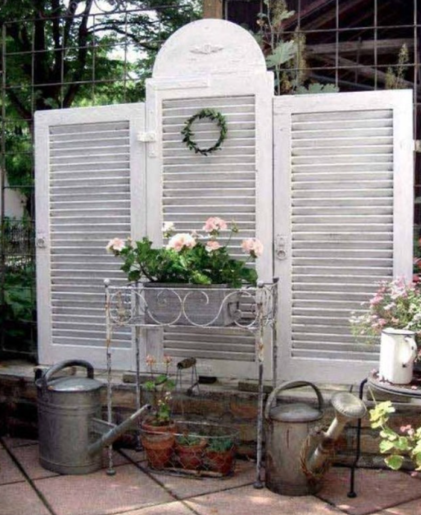 garden screen to conceal a heat pump